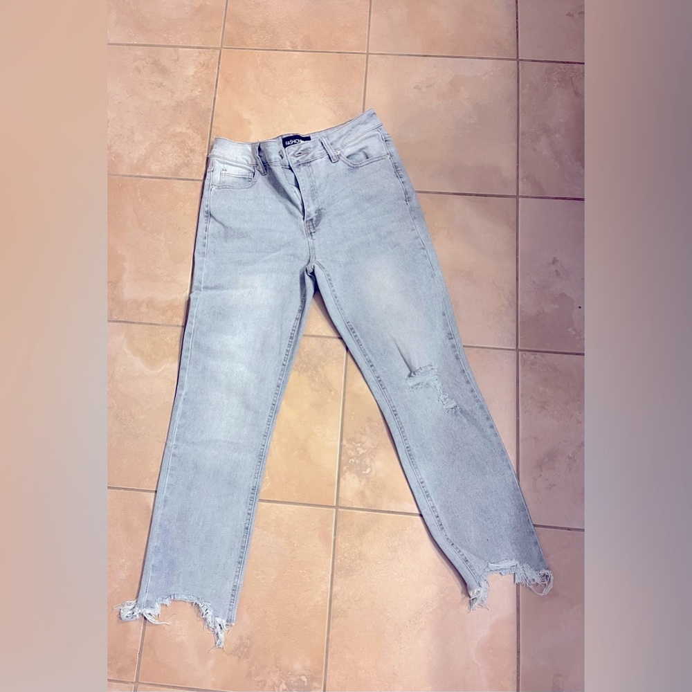 Fashion Nova. Crossover distressed ankle jeans